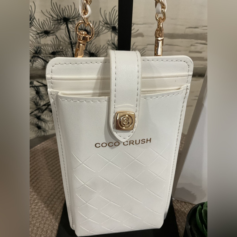 🚨SALE- Coco Crush White Quilted Phone Holder with Chain GWP - Picture 3 of 9